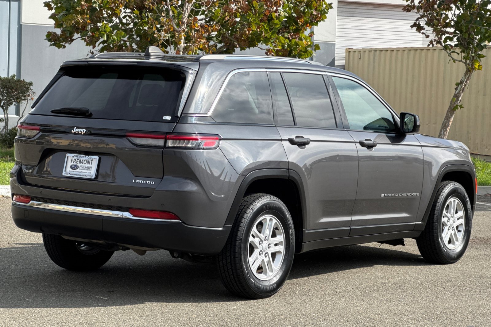 Used 2023 Jeep Grand Cherokee Laredo image 4