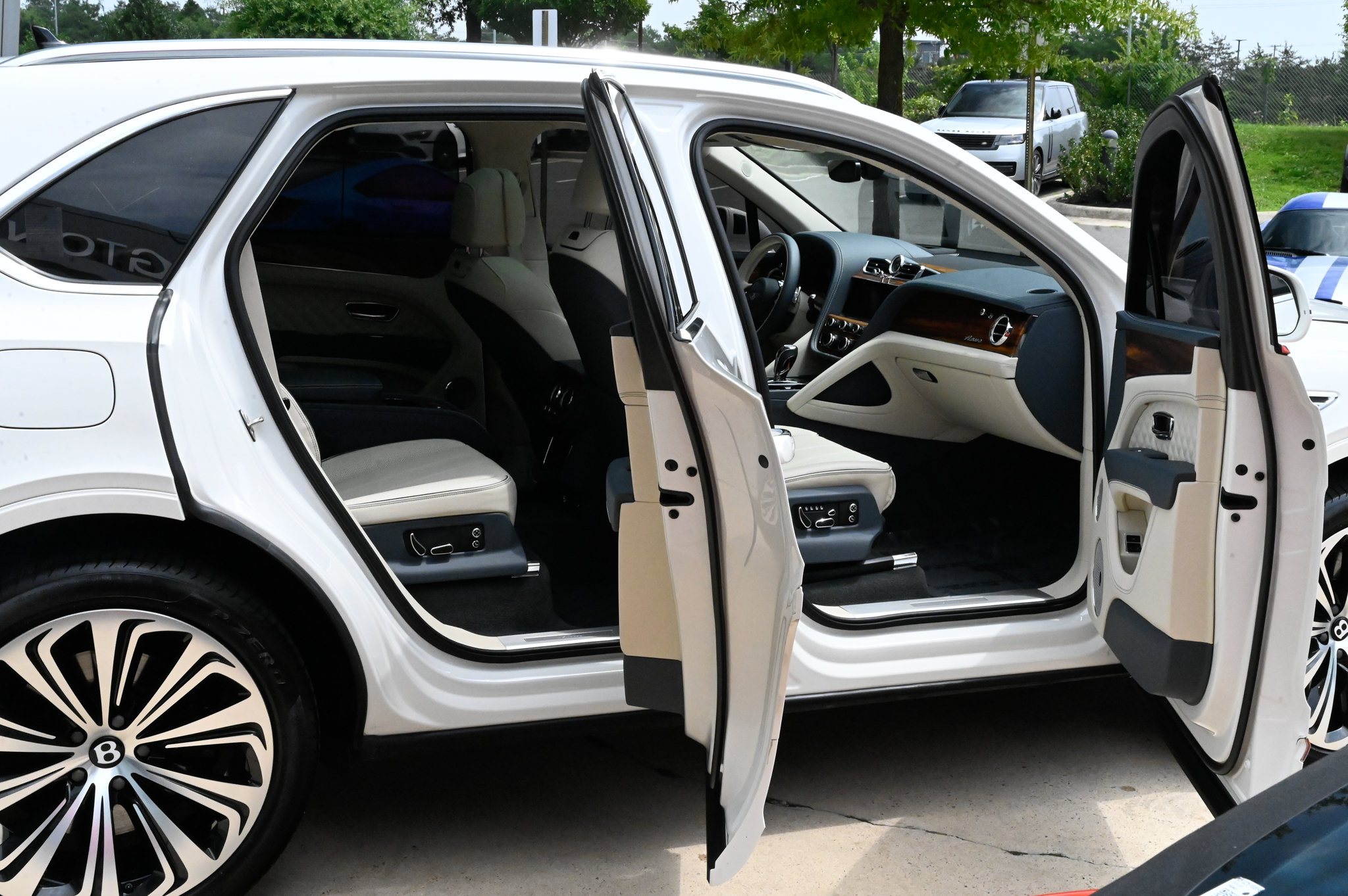Used 2023 Bentley Bentayga AWD/4WD image 59
