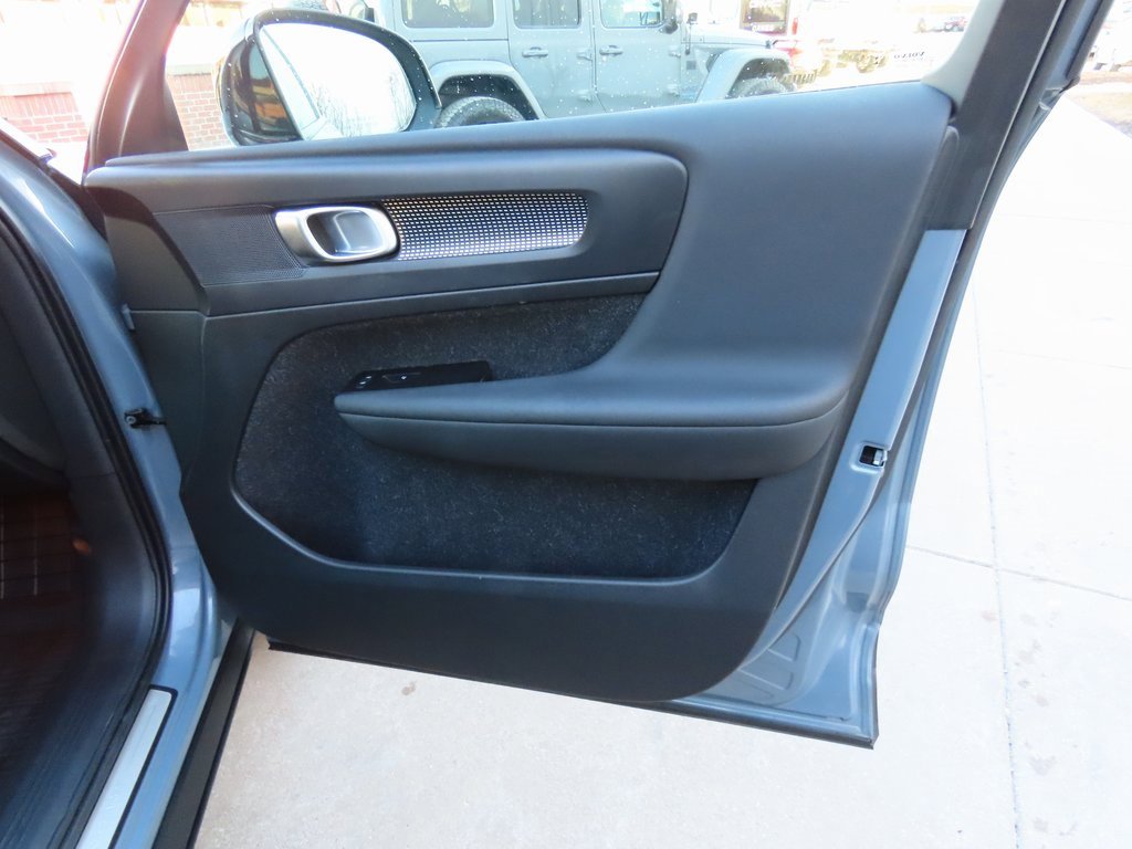 Used 2021 Volvo XC40 P8 Recharge image 9