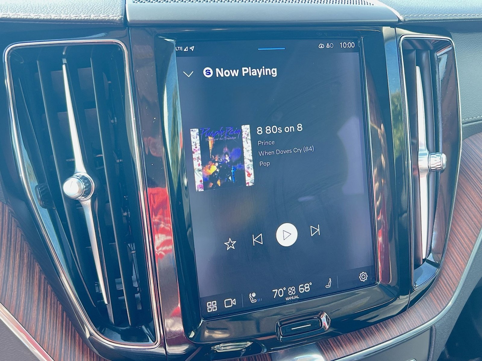 Certified 2023 Volvo XC60 B6 Ultimate w/ Climate Package image 18