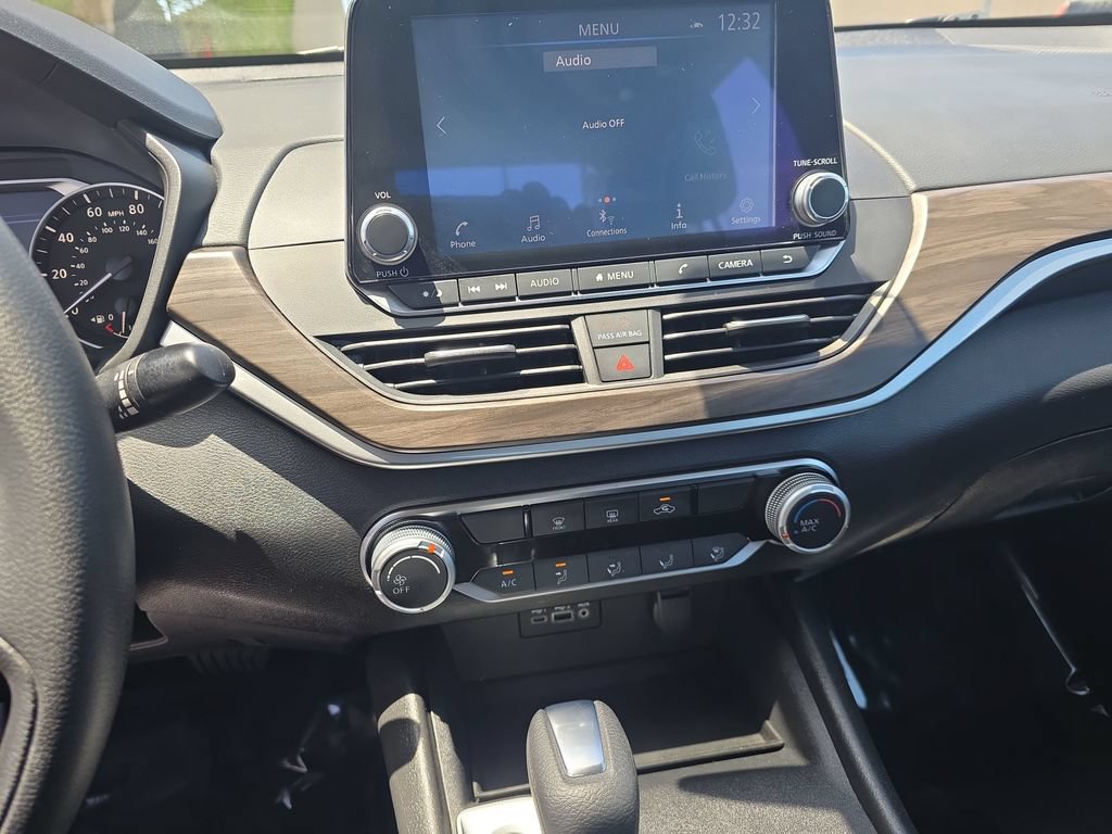 Used 2025 Nissan Altima 2.5 SV FWD image 12