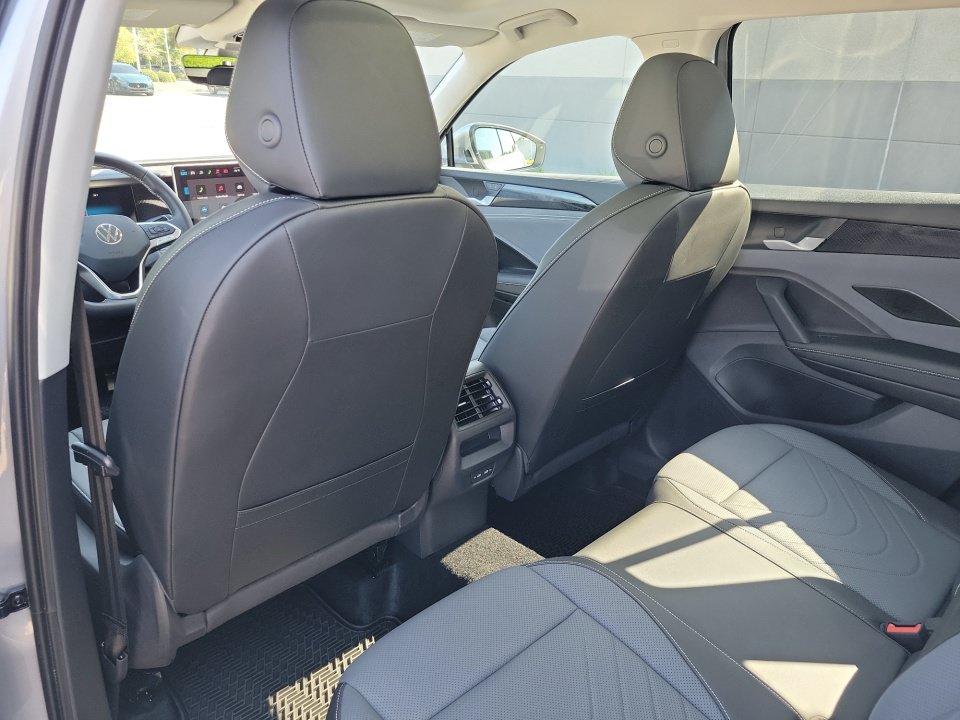 Certified 2026 Volkswagen Tiguan SE w/ Panoramic Sunroof Package AWD/4WD image 34
