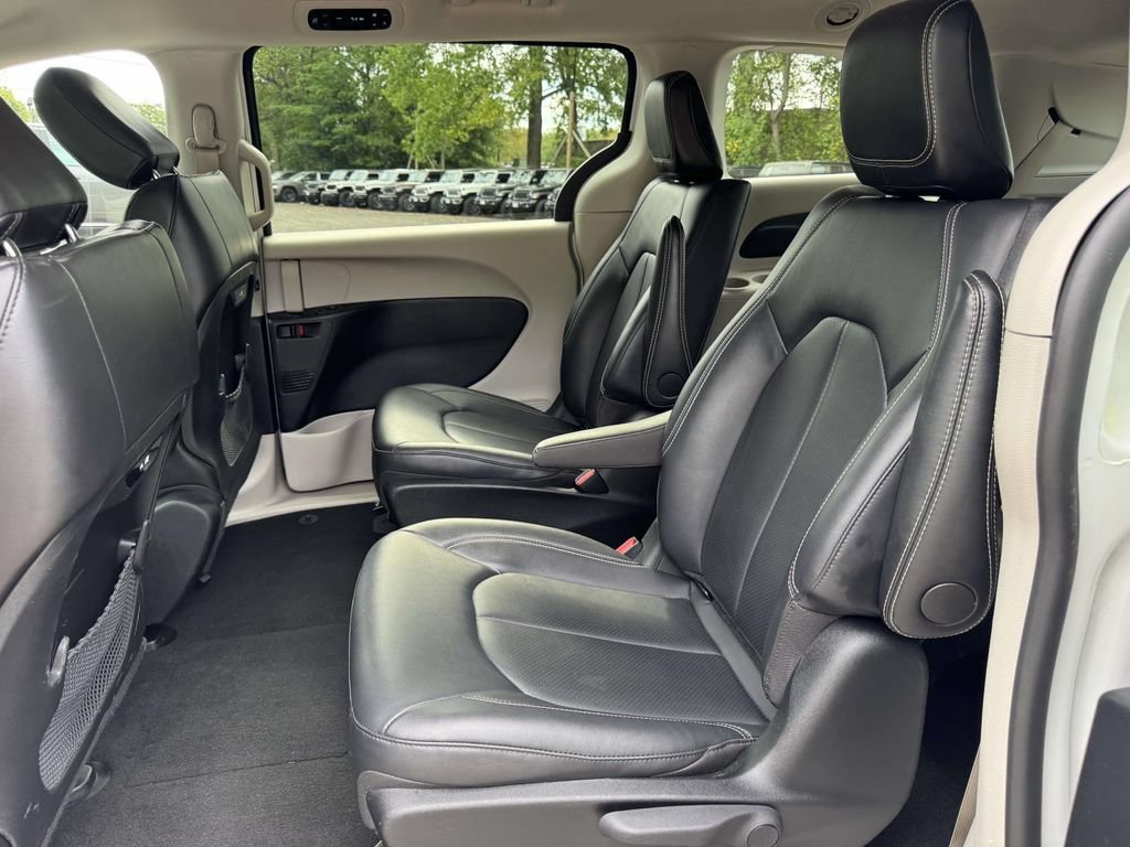 Used 2024 Chrysler Pacifica Limited FWD image 13
