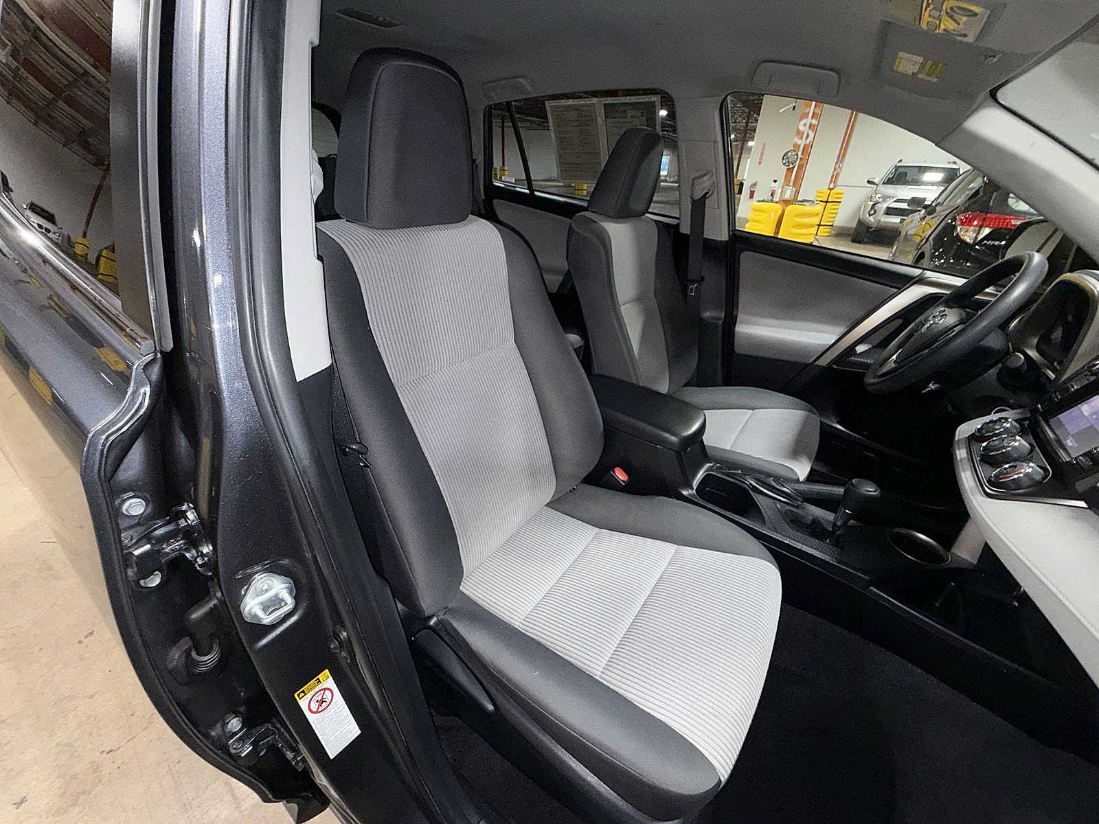 Used 2015 Toyota RAV4 LE AWD/4WD image 16