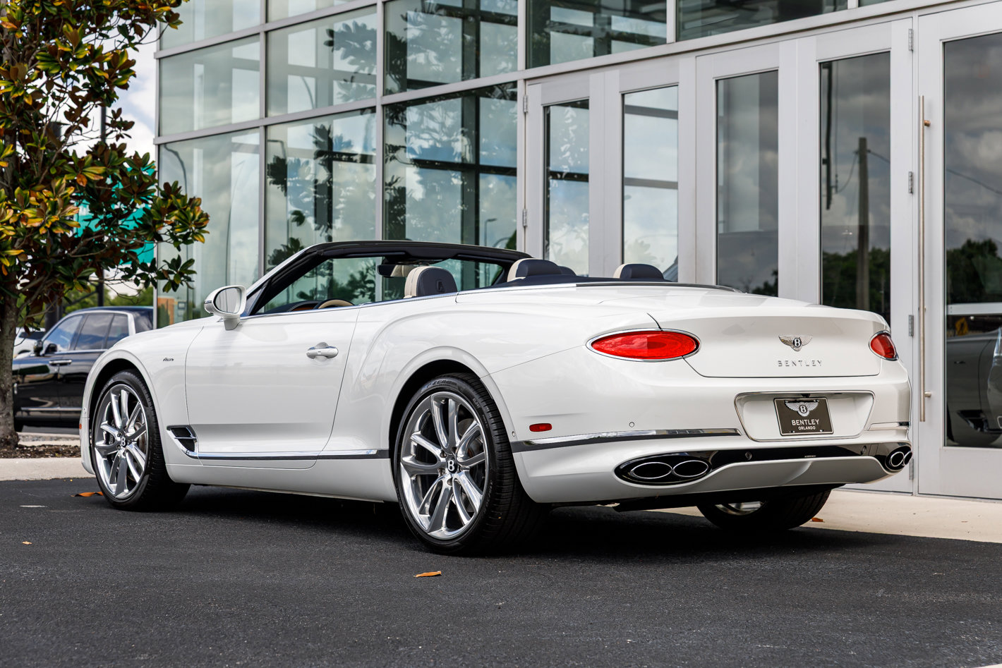 Used 2023 Bentley Continental GT Azure image 3