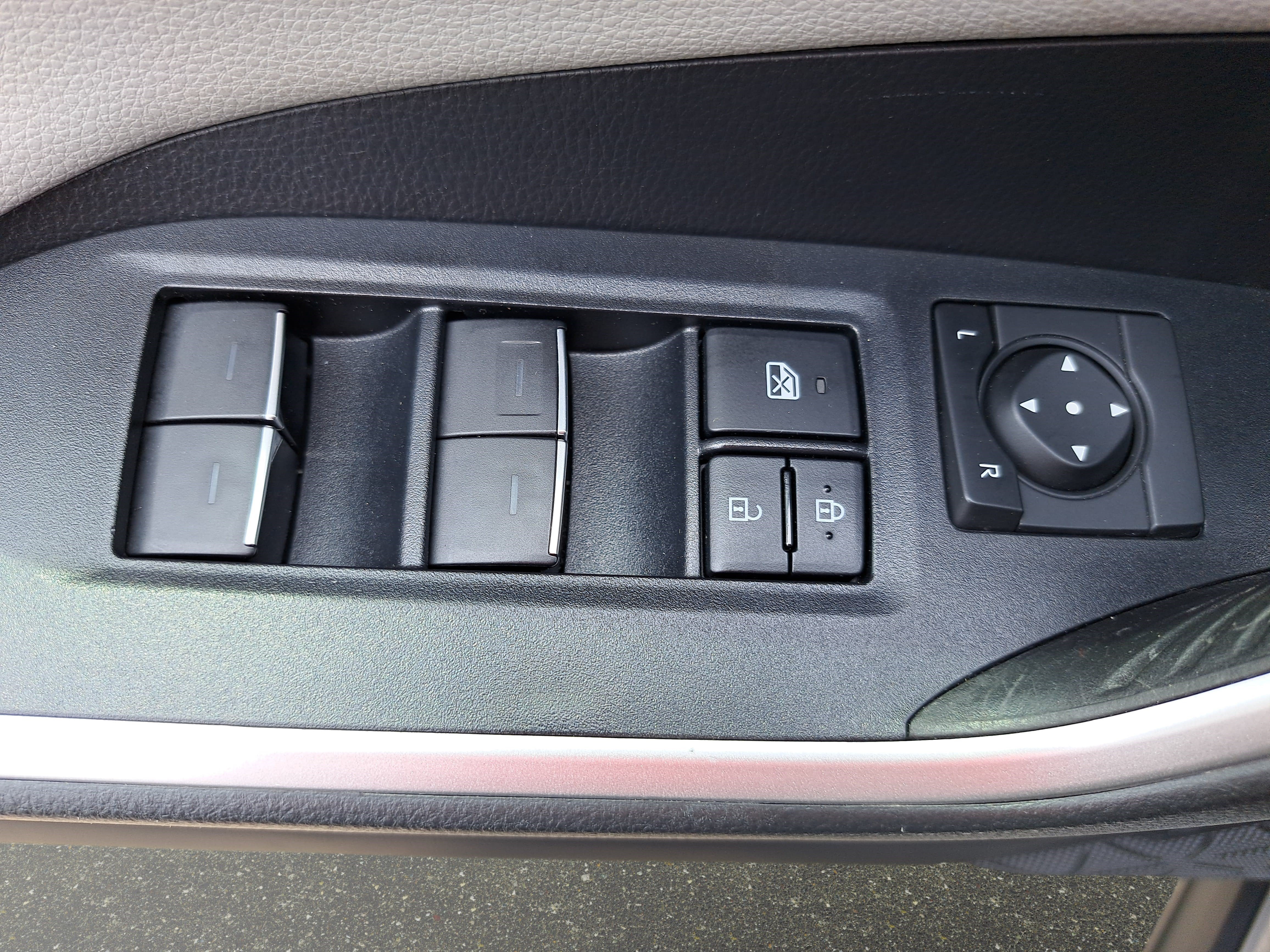 Used 2022 Toyota RAV4 Limited AWD/4WD image 26