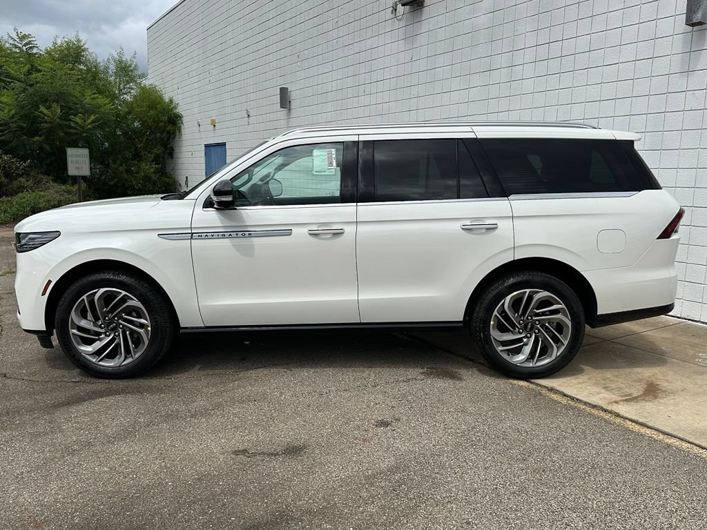 New 2027 Lincoln Navigator Reserve AWD/4WD image 2