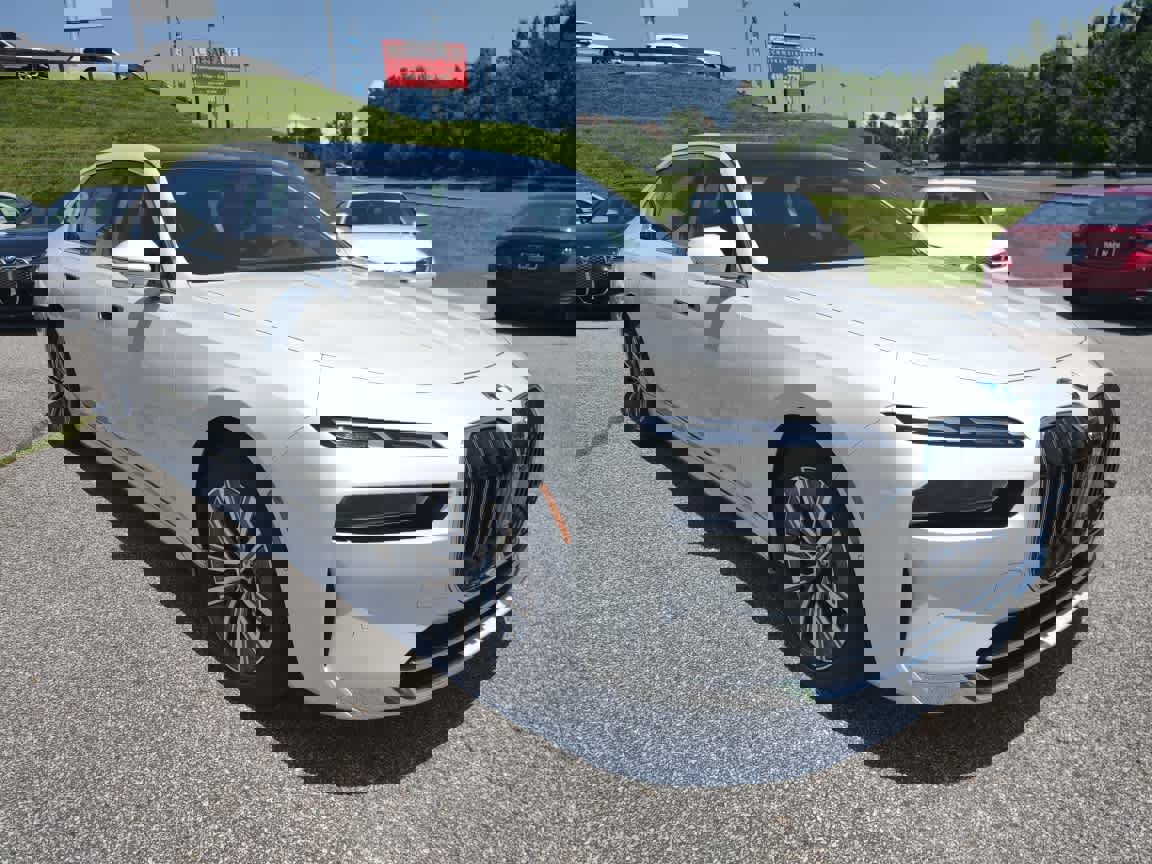 Used 2024 BMW i7 eDrive50 image 3