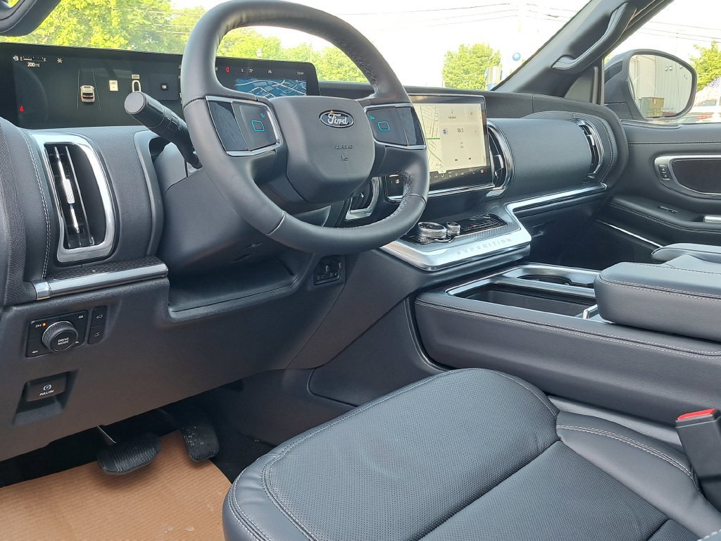 New 2026 Ford Expedition Max Platinum w/ Stealth Appearance Package AWD/4WD image 8