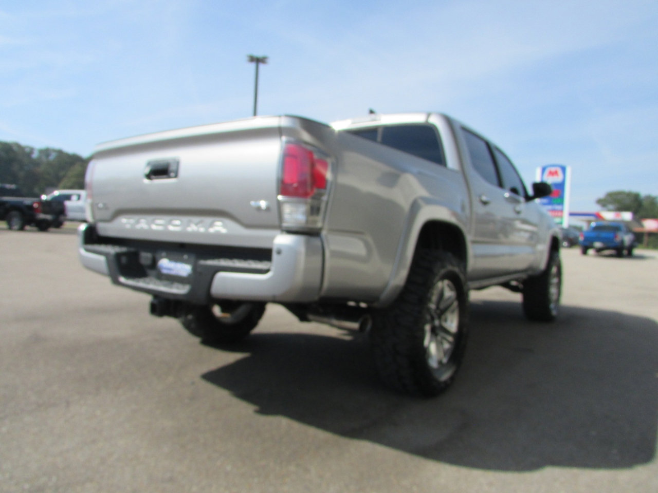 Used 2016 Toyota Tacoma Limited image 6