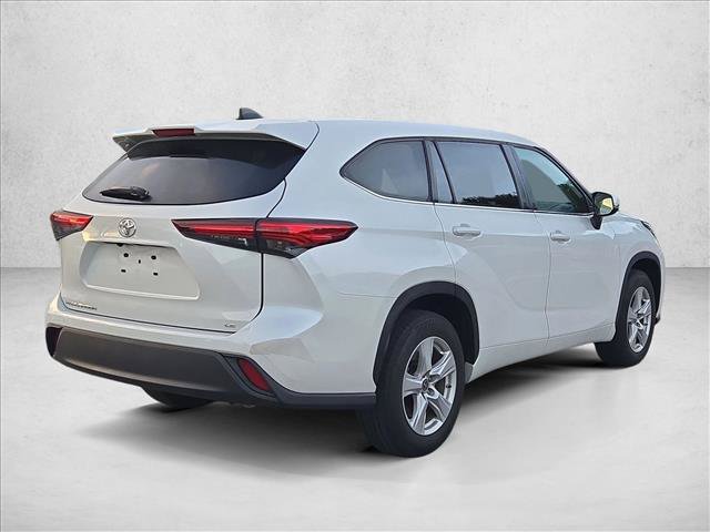 Used 2024 Toyota Highlander LE FWD image 5