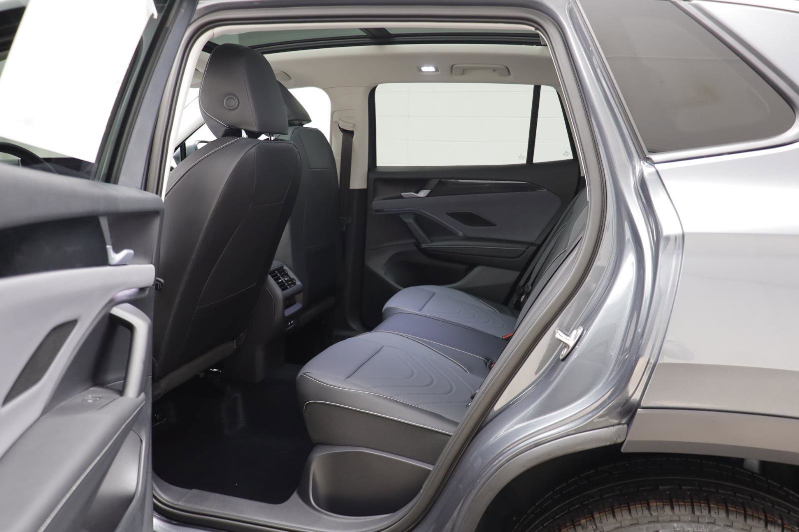 New 2026 Volkswagen Tiguan SE w/ Panoramic Sunroof Package image 13