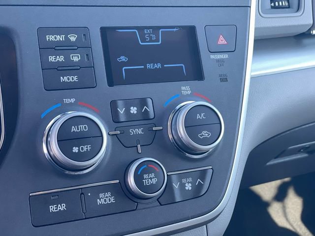 Used 2020 Toyota Sienna LE w/ Carpet Mat Package image 13
