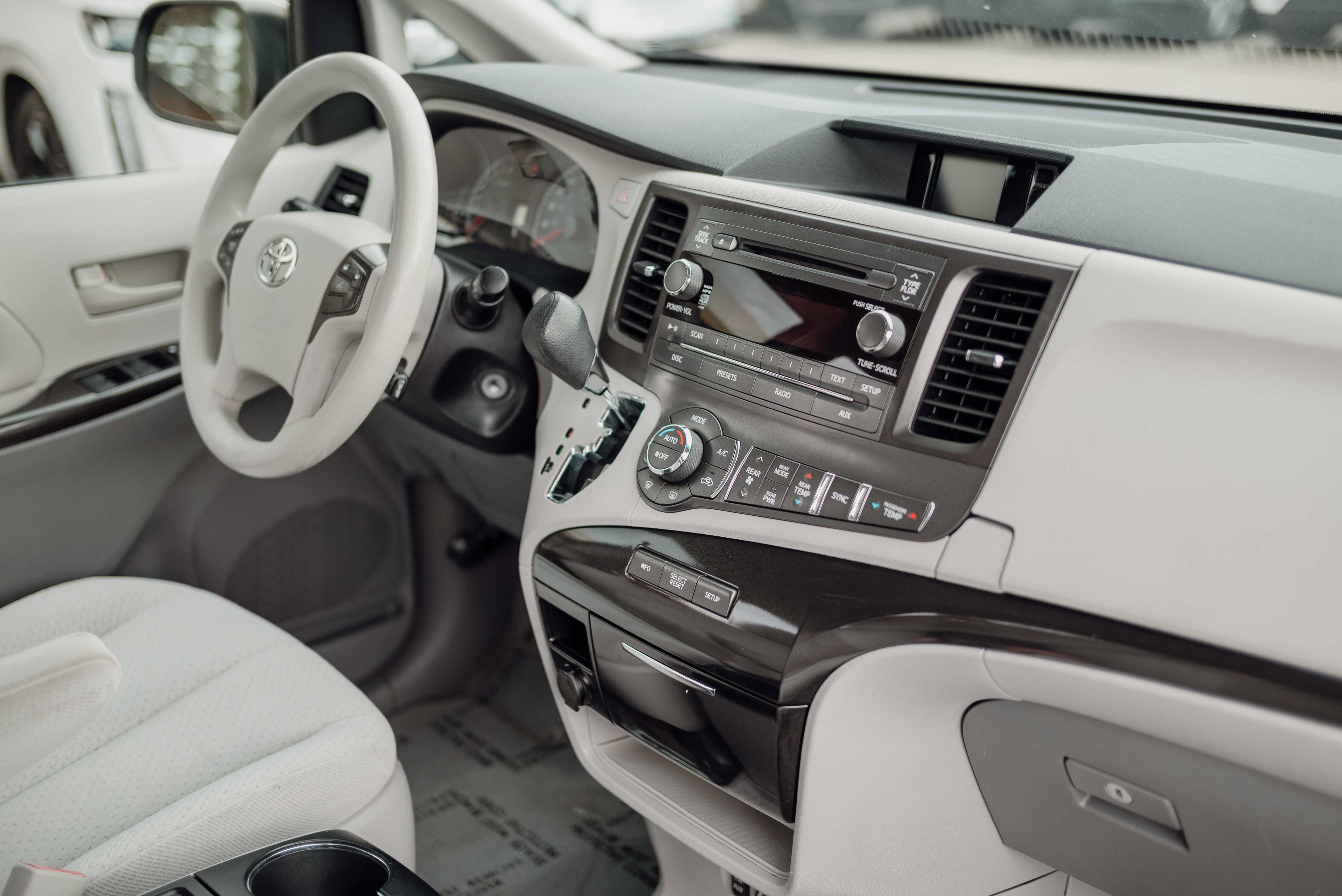 Used 2014 Toyota Sienna LE FWD image 15