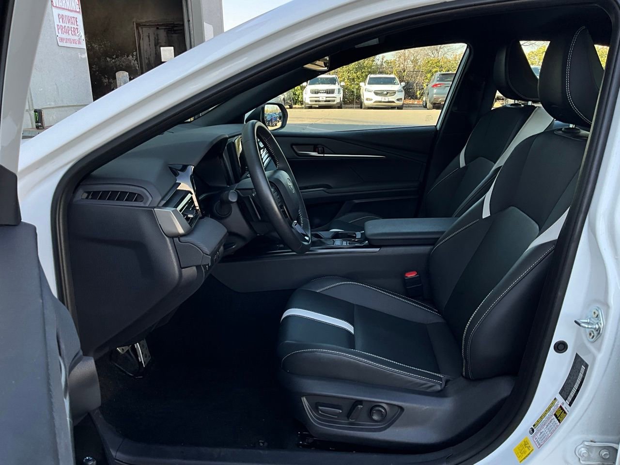 Used 2025 Toyota Camry SE image 10