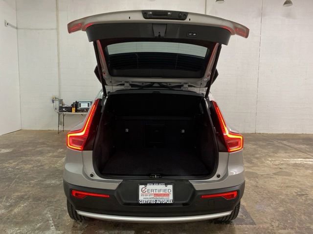 Used 2025 Volvo XC40 B5 Core AWD/4WD image 1