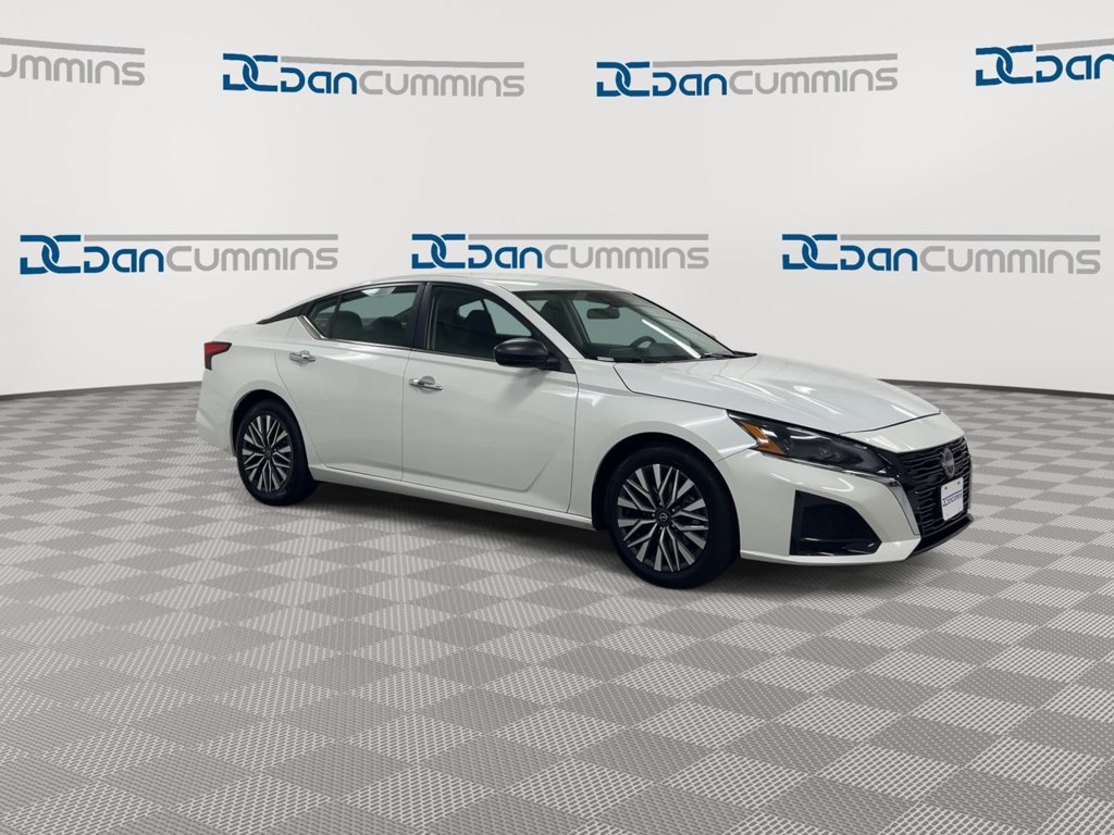 Used 2024 Nissan Altima 2.5 SV FWD image 2