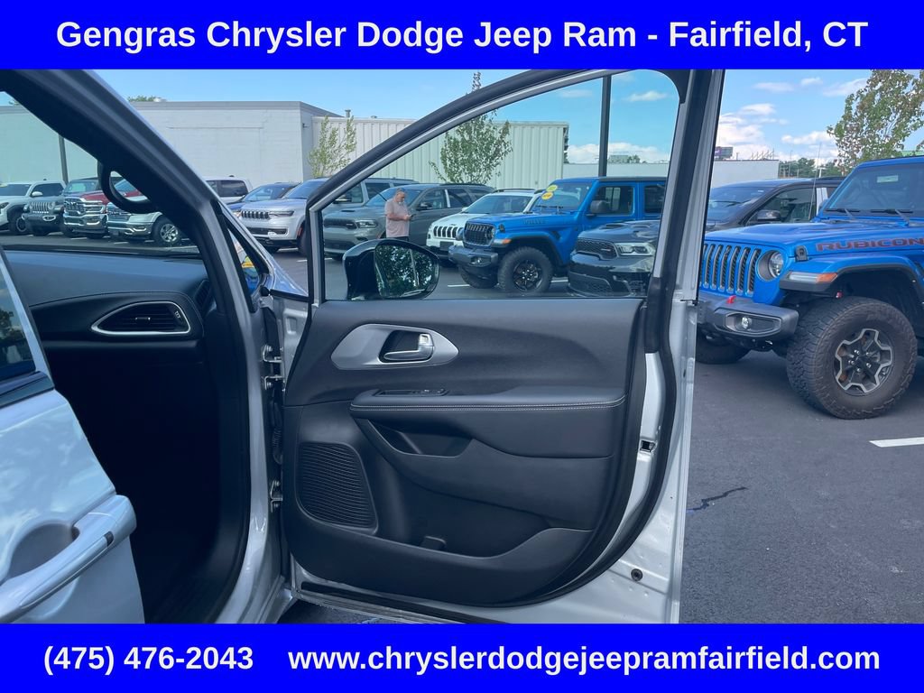 Certified 2024 Chrysler Pacifica Touring-L w/ S Appearance Package AWD/4WD image 18