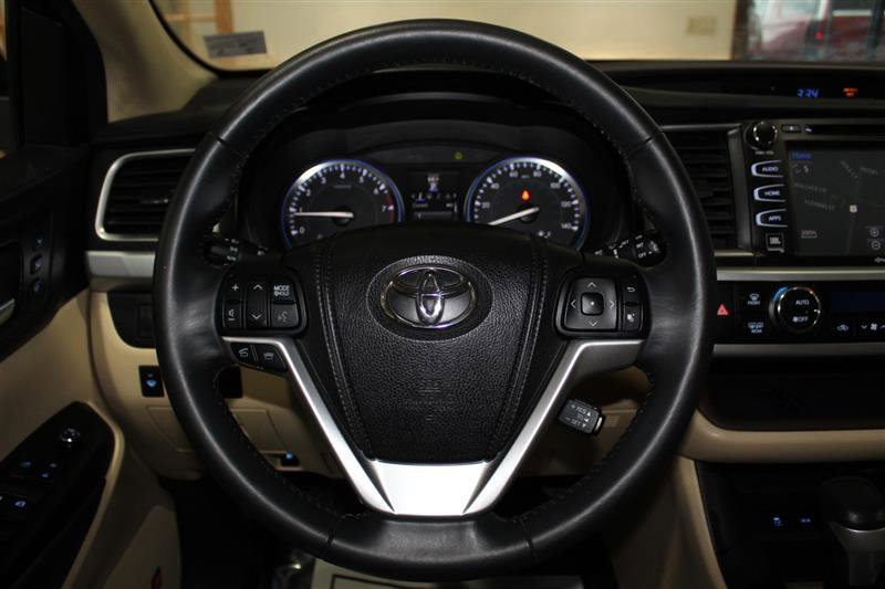 Used 2015 Toyota Highlander Limited AWD/4WD image 16