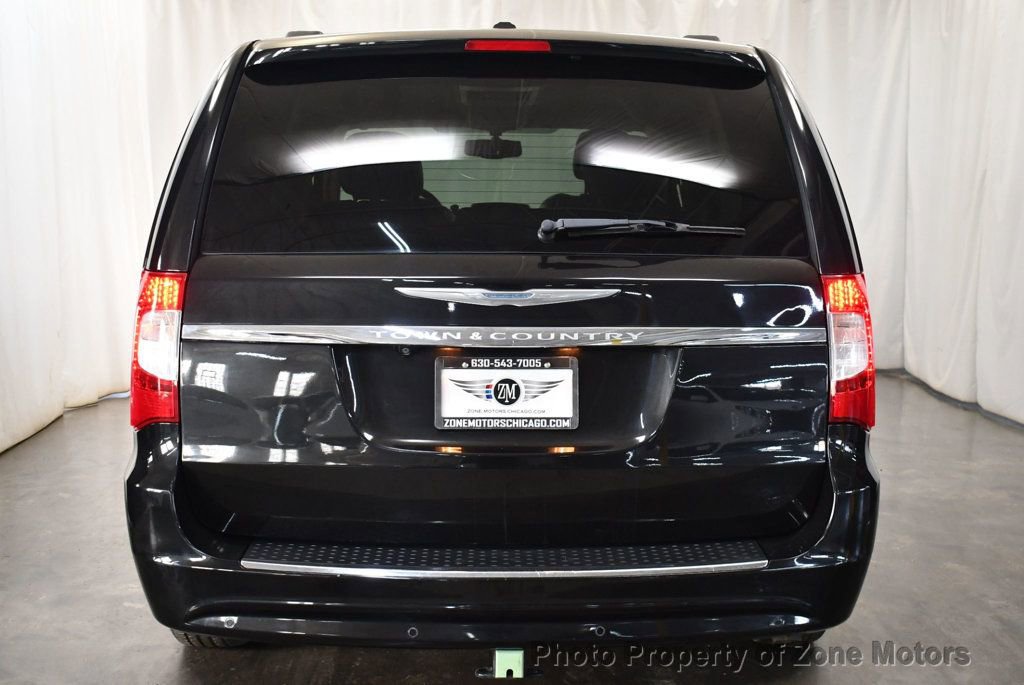 Used 2014 Chrysler Town & Country Touring-L image 10