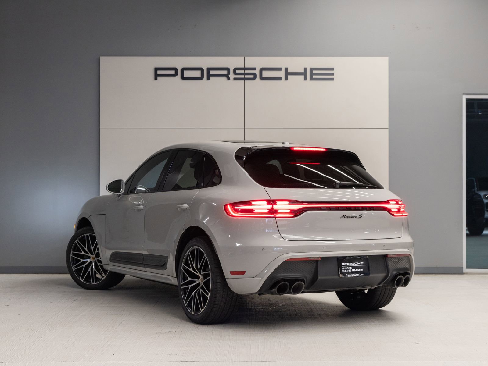 Certified 2023 Porsche Macan S AWD/4WD image 3