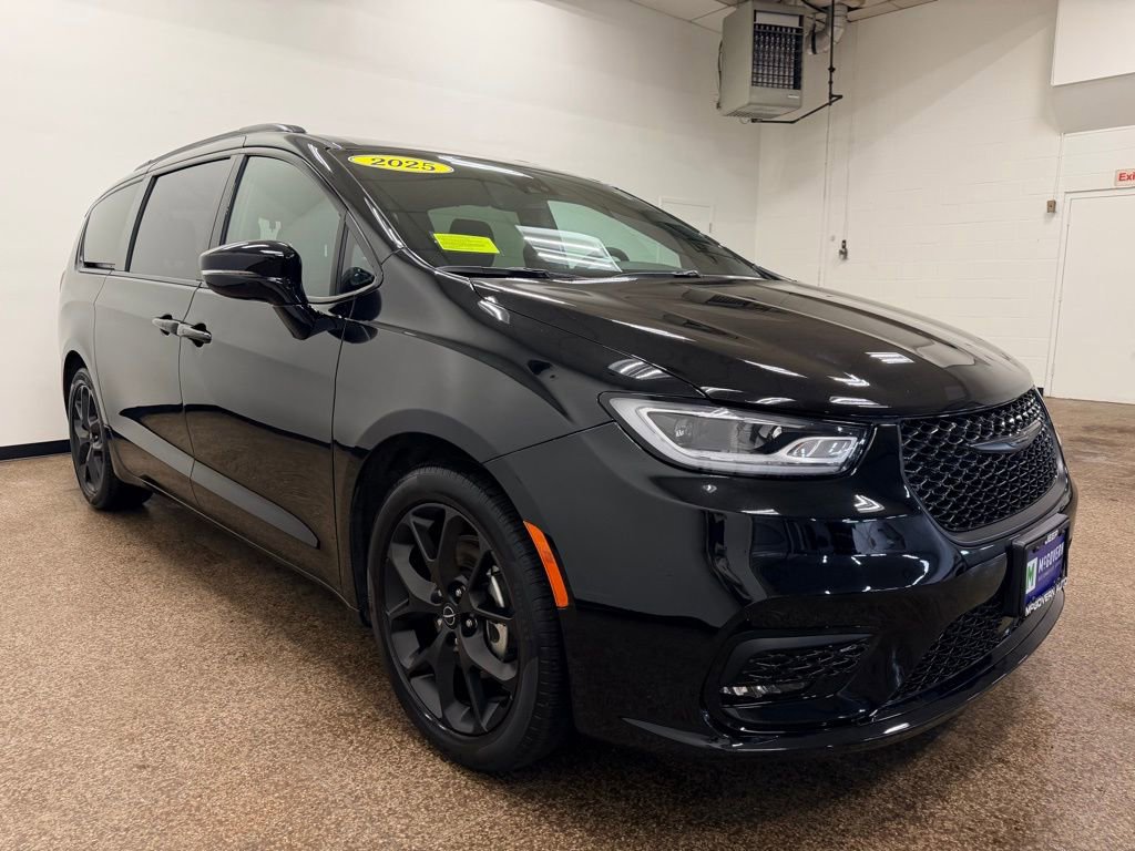 Used 2025 Chrysler Pacifica Limited FWD image 7