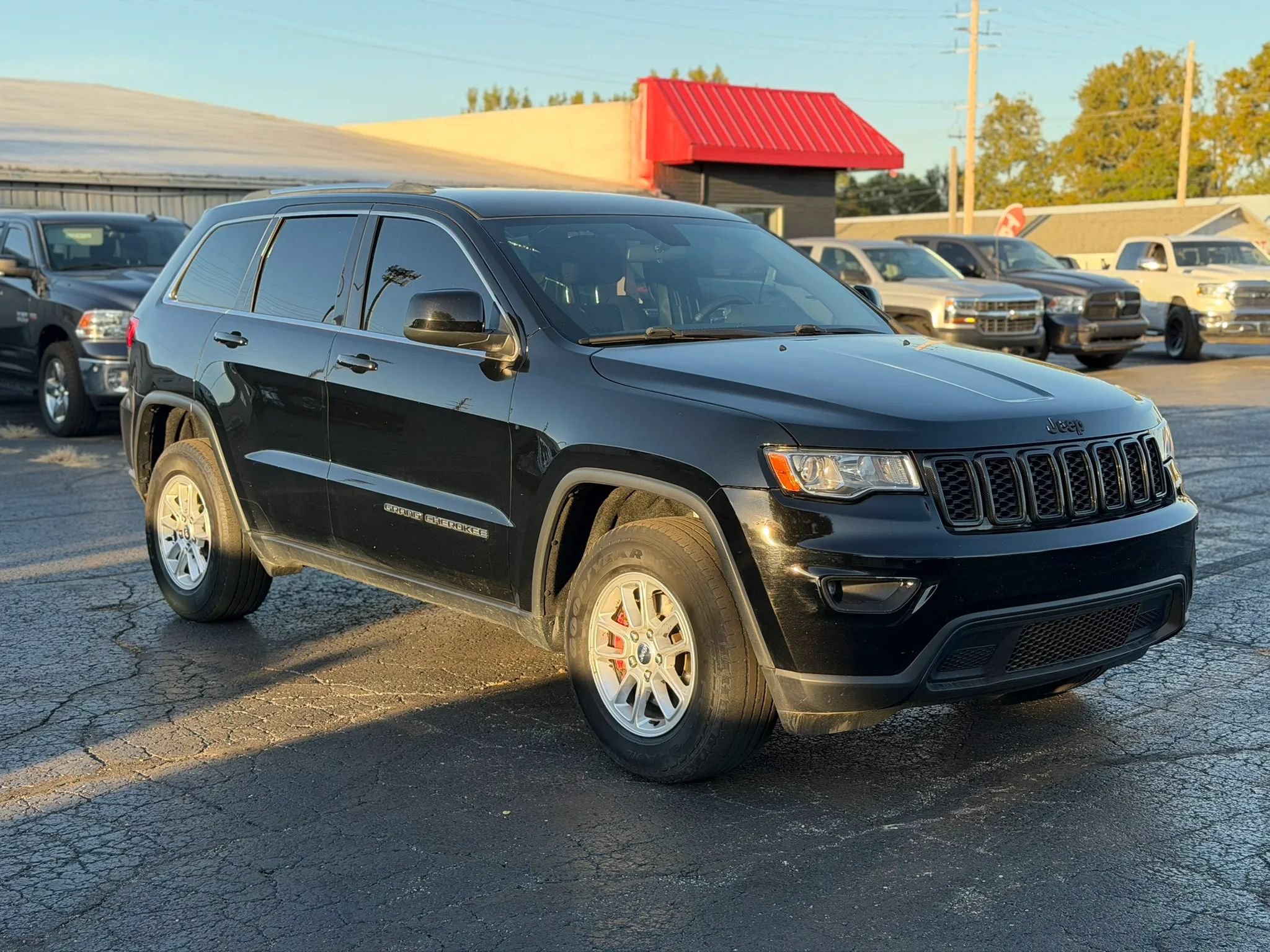 Used 2018 Jeep Grand Cherokee Laredo AWD/4WD image 3