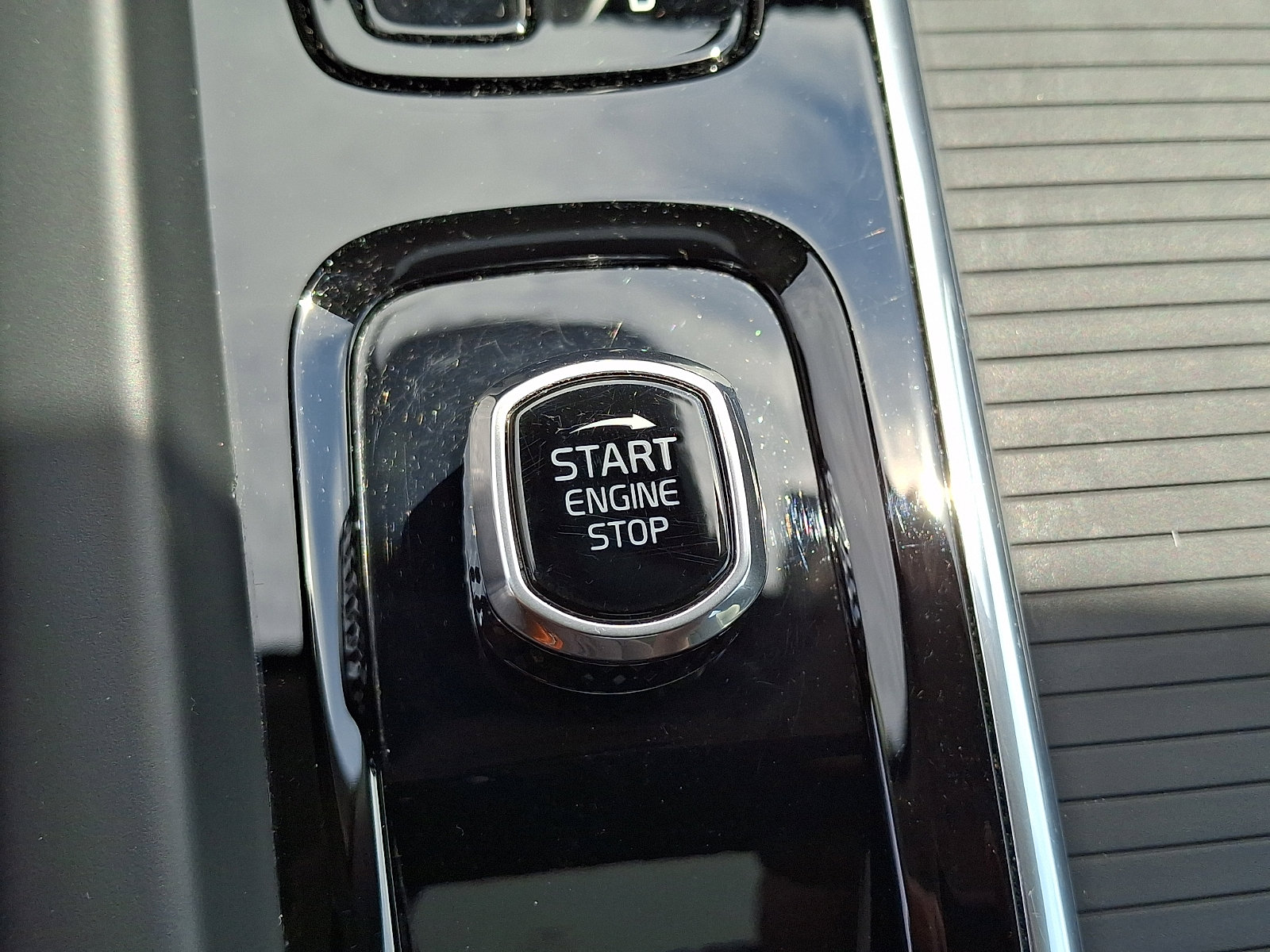 Certified 2025 Volvo S60 B5 Core AWD/4WD image 24