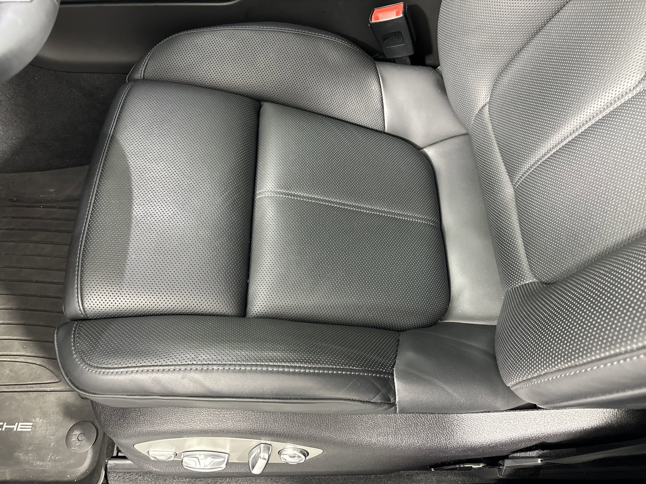 Certified 2025 Porsche Macan image 14