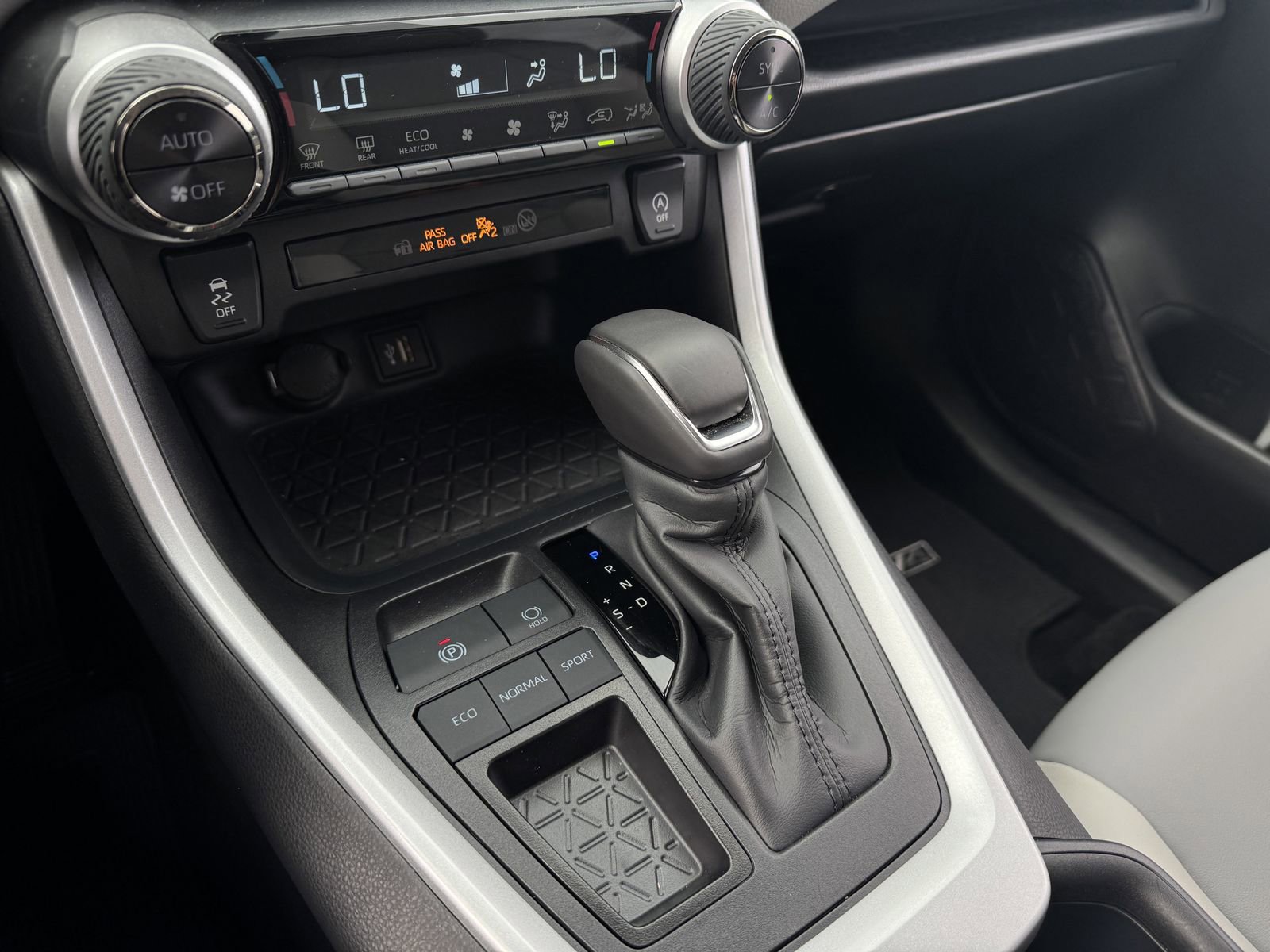 Used 2025 Toyota RAV4 XLE Premium image 20