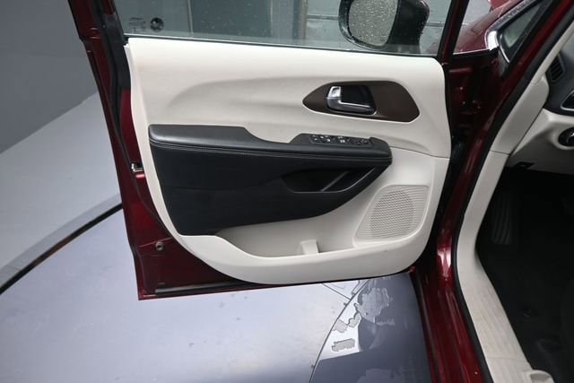 Used 2022 Chrysler Voyager LX FWD image 29