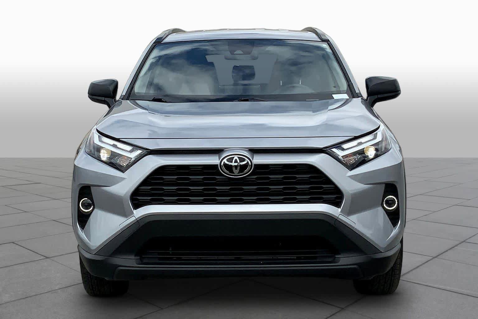 Used 2025 Toyota RAV4 LE AWD/4WD image 4