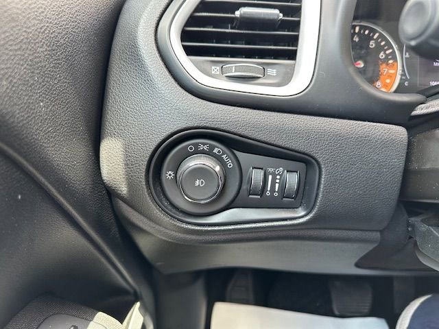 Used 2018 Jeep Renegade Latitude w/ Cold Weather Group image 20