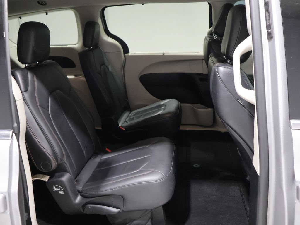 Used 2017 Chrysler Pacifica Touring-L w/ Tire & Wheel Group FWD image 17