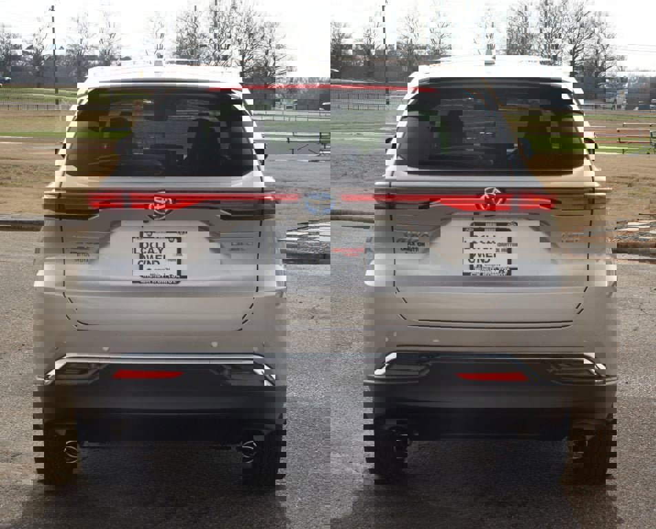 Used 2023 Toyota Venza Limited image 3