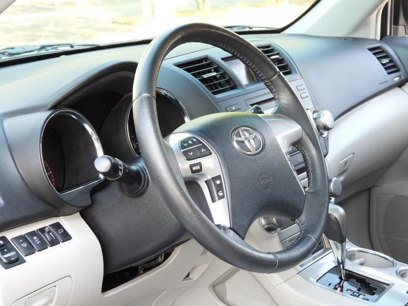 Used 2012 Toyota Highlander SE w/ Tow Pkg FWD image 44