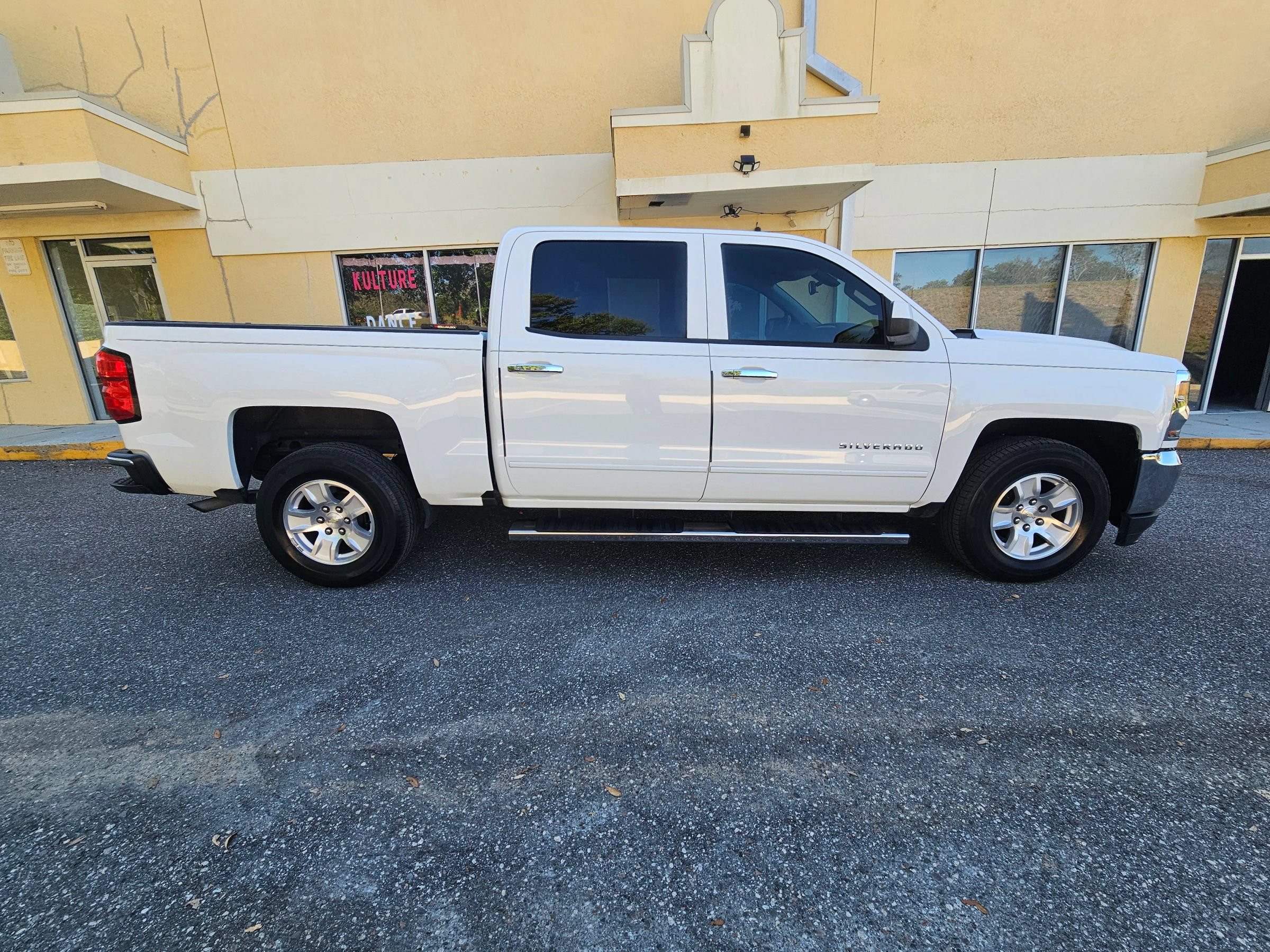 Used 2018 Chevrolet Silverado 1500 LT w/ LT Eassist Package RWD image 4
