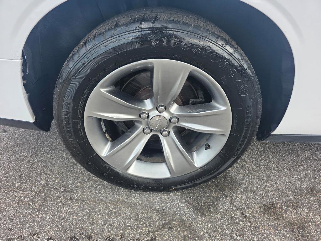Used 2015 Dodge Challenger SXT RWD image 11