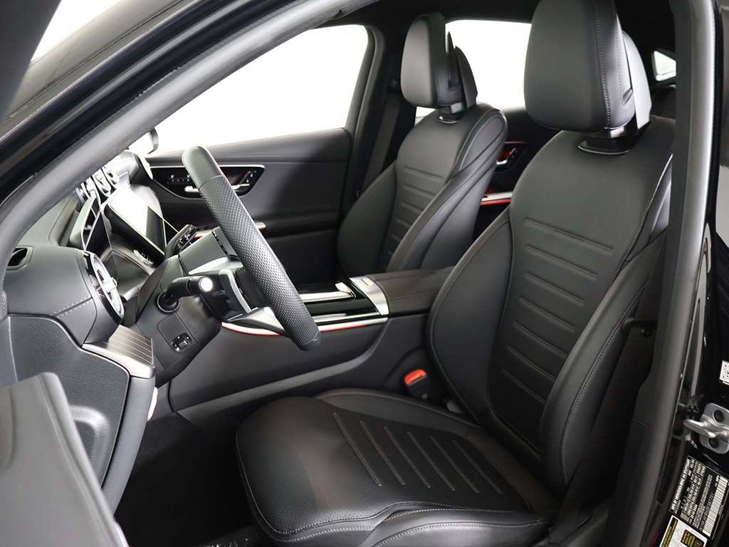 Used 2025 Mercedes-Benz GLC 300 4MATIC image 31