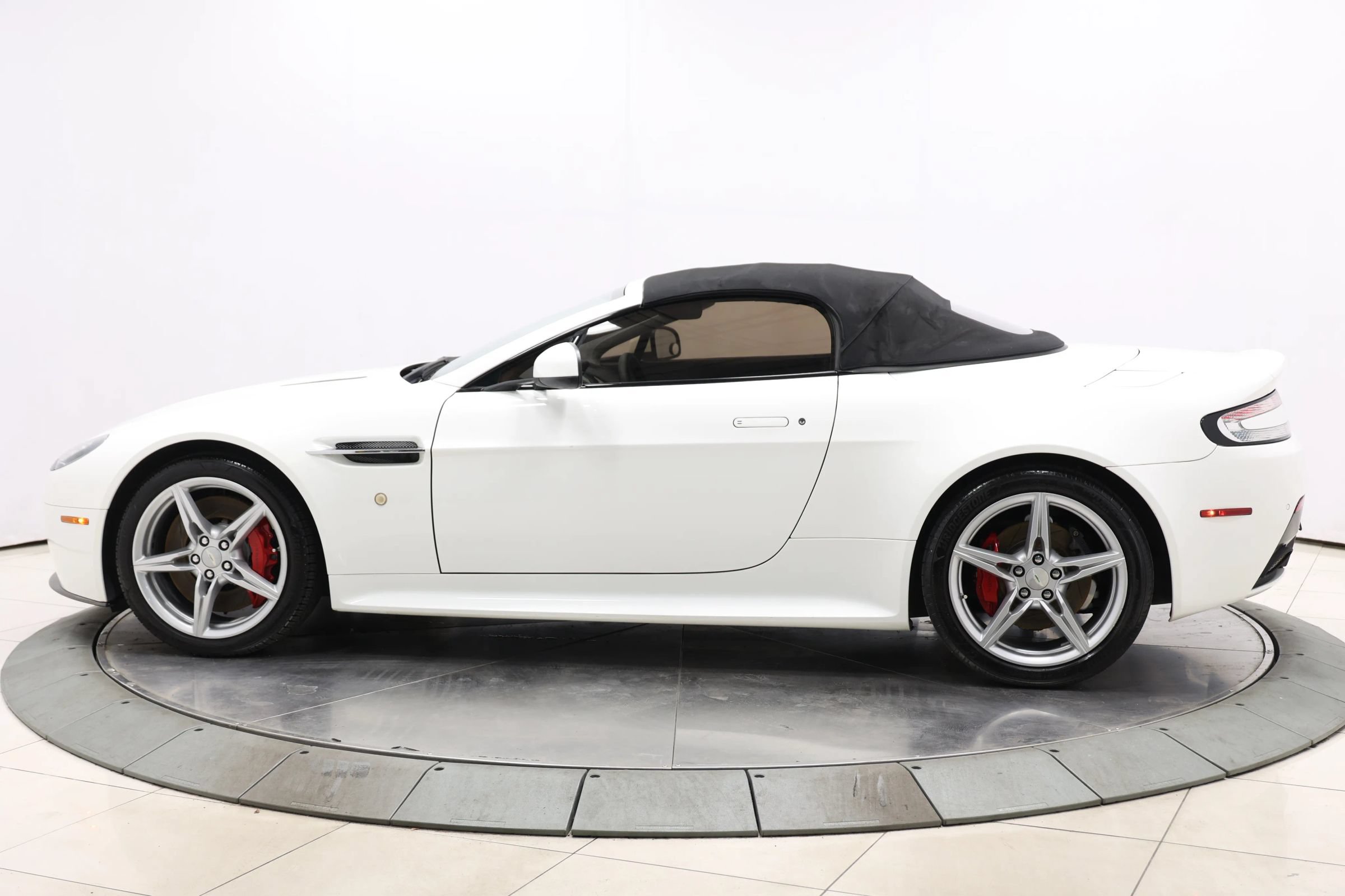 Used 2016 Aston Martin V8 Vantage GT RWD image 78
