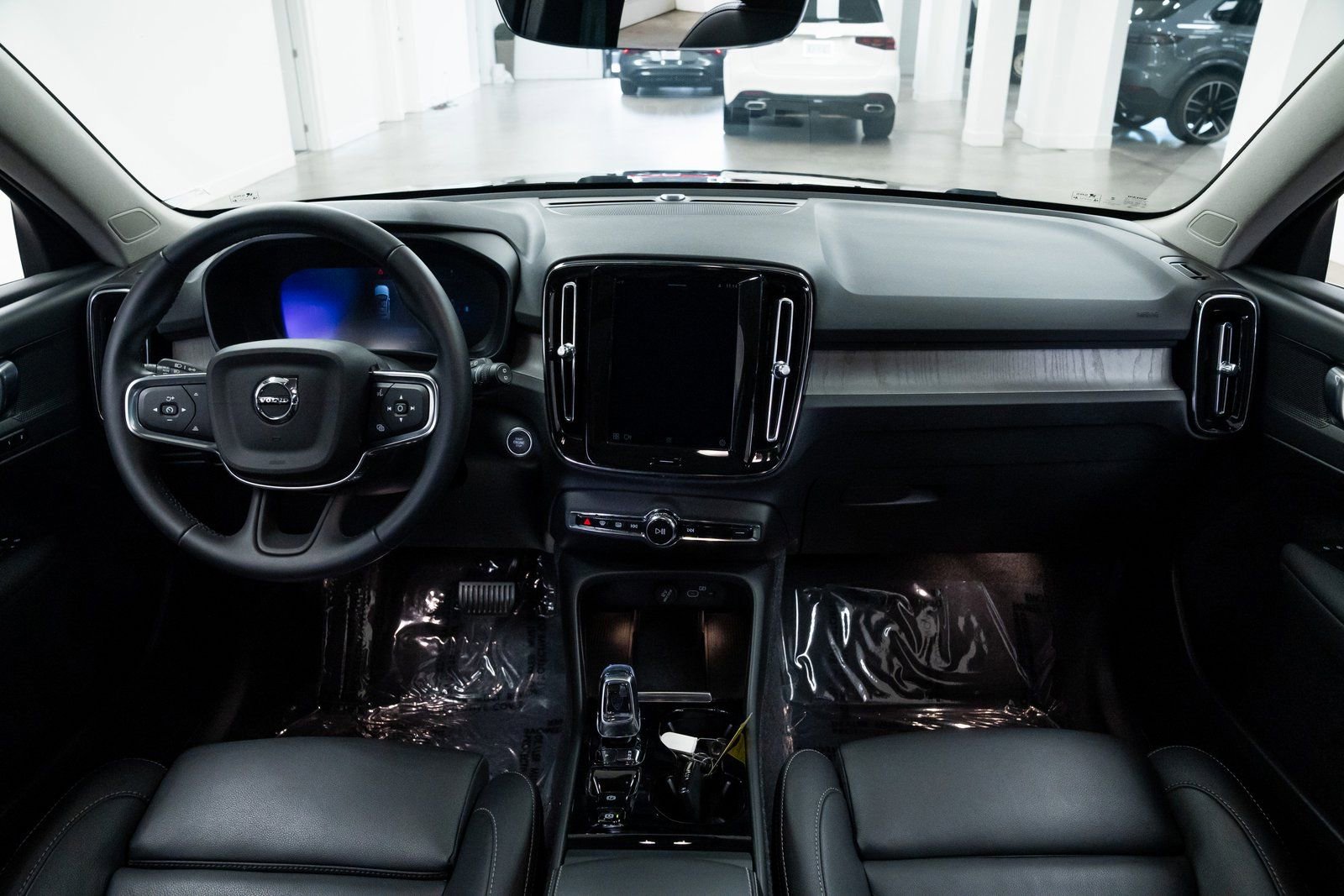 Used 2025 Volvo XC40 B5 Plus image 9