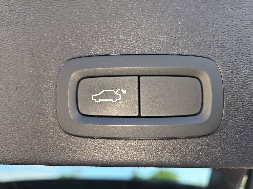 Used 2021 Volvo XC40 T5 Momentum image 26