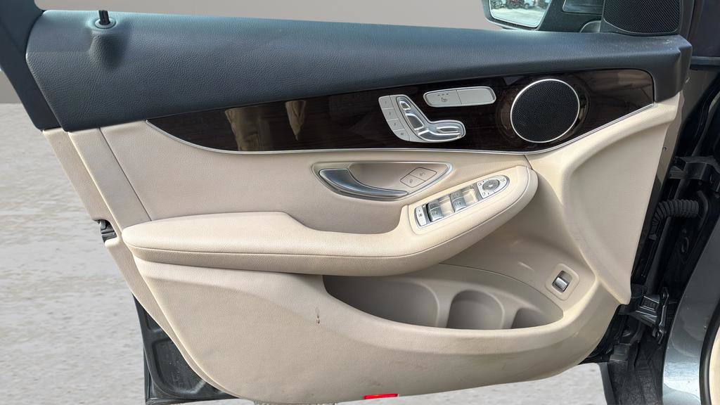 Used 2022 Mercedes-Benz GLC 300 4MATIC image 10