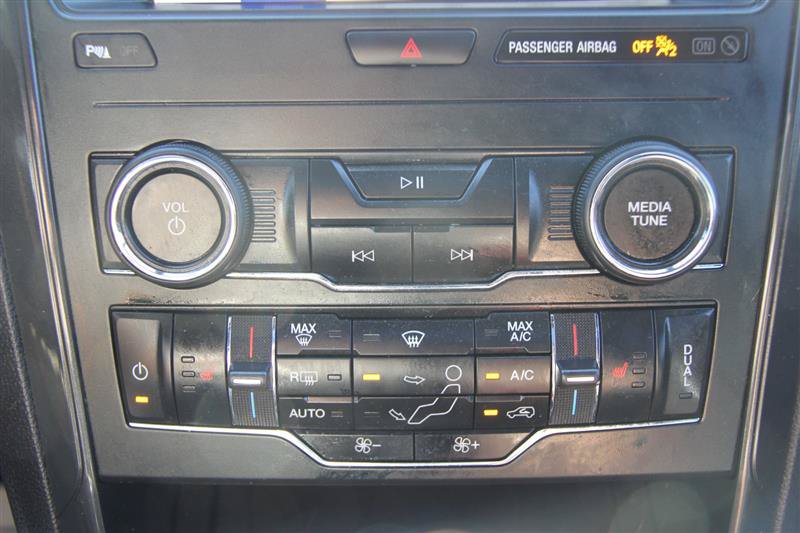 Used 2019 Ford Explorer XLT w/ Equipment Group 202A AWD/4WD image 32