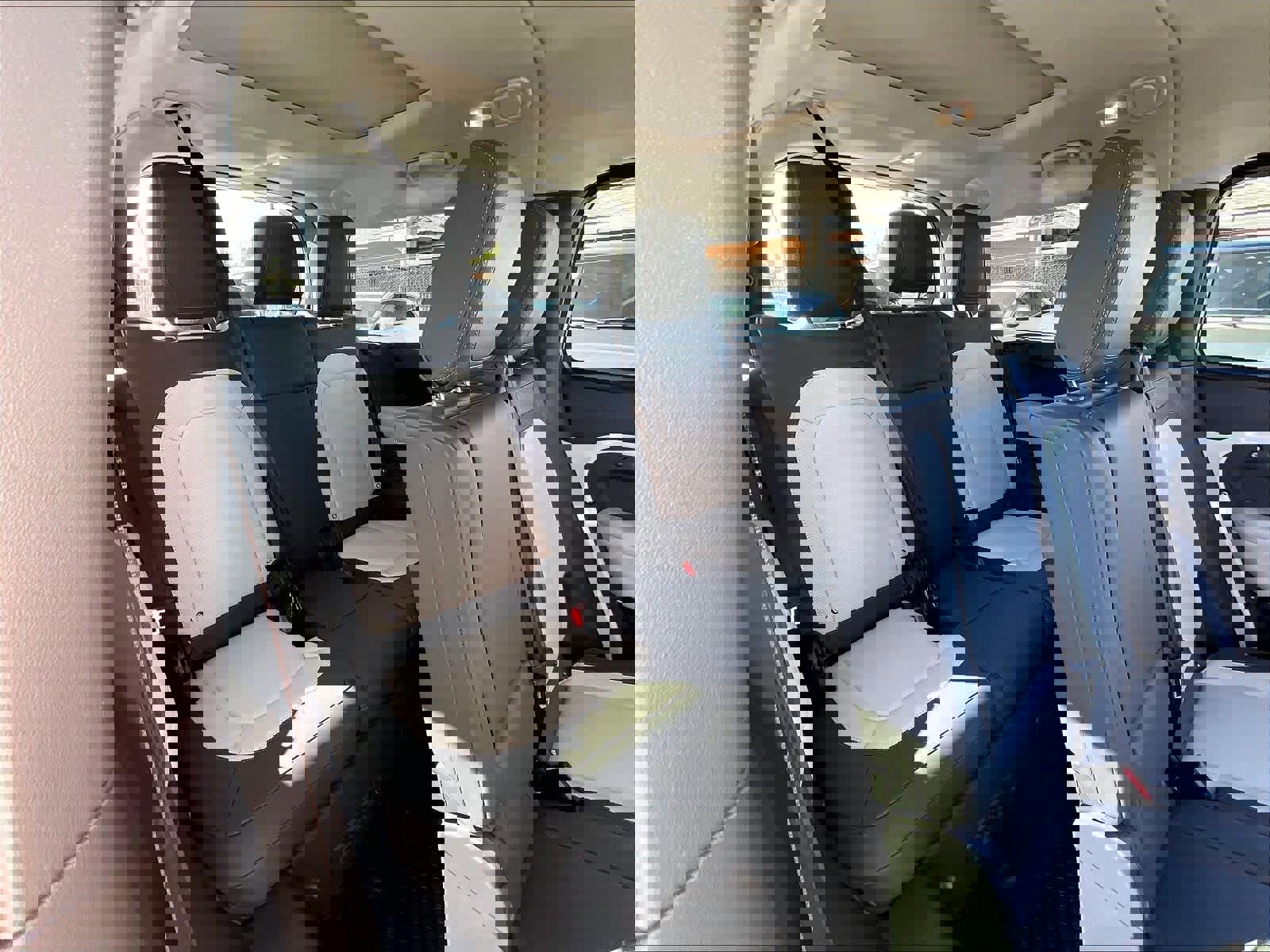 Used 2023 Land Rover Defender 130 X-Dynamic SE image 30