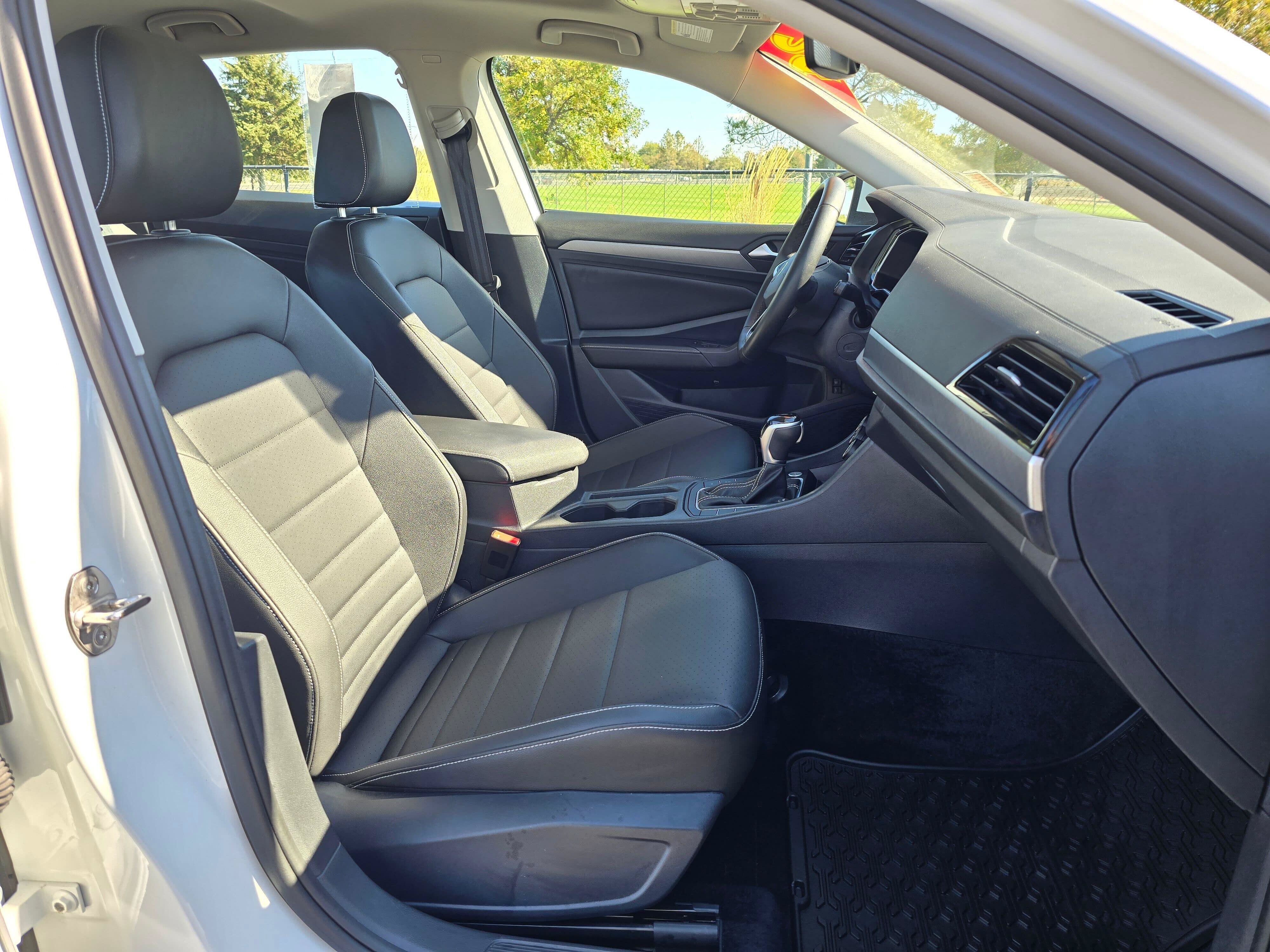 Used 2024 Volkswagen Jetta SE w/ Panoramic Sunroof Package FWD image 9