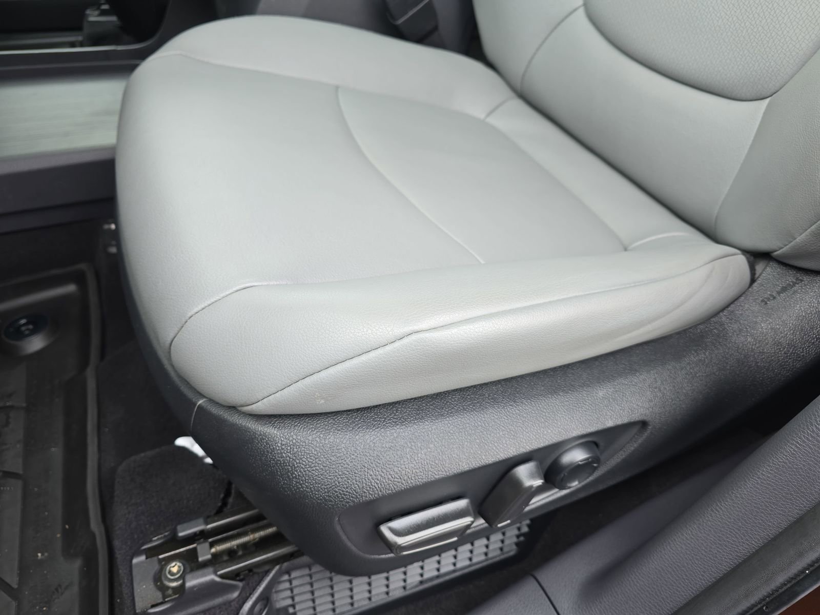 Used 2023 Toyota Sienna XLE image 29