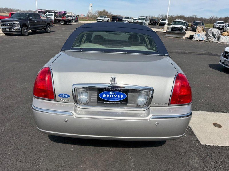 Used 2005 Lincoln Town Car Signature Limited image 6