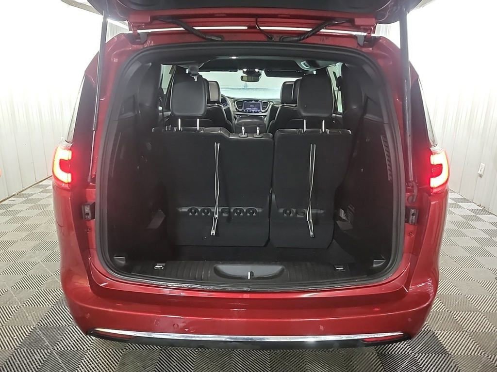 Used 2025 Chrysler Pacifica Select image 9