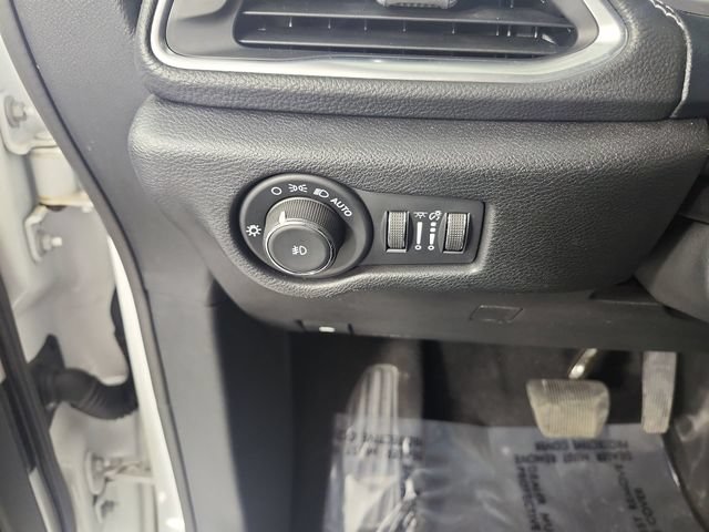 Used 2025 Chrysler Pacifica Limited FWD image 14
